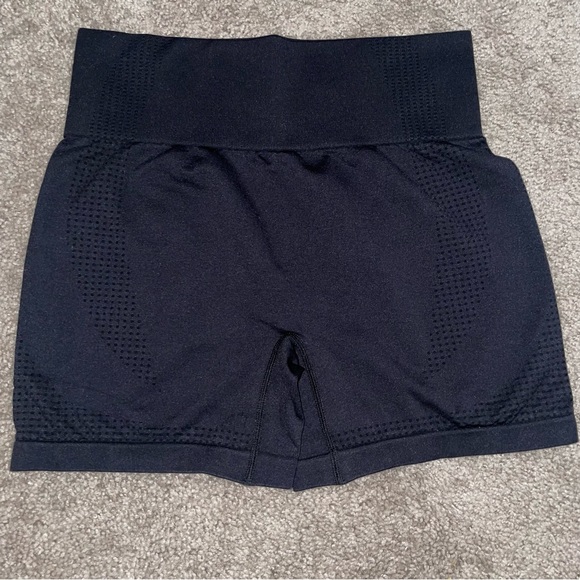 Waist Slimming Butt Lifting Workout Shorts in coal black Large - Picture 5 of 7